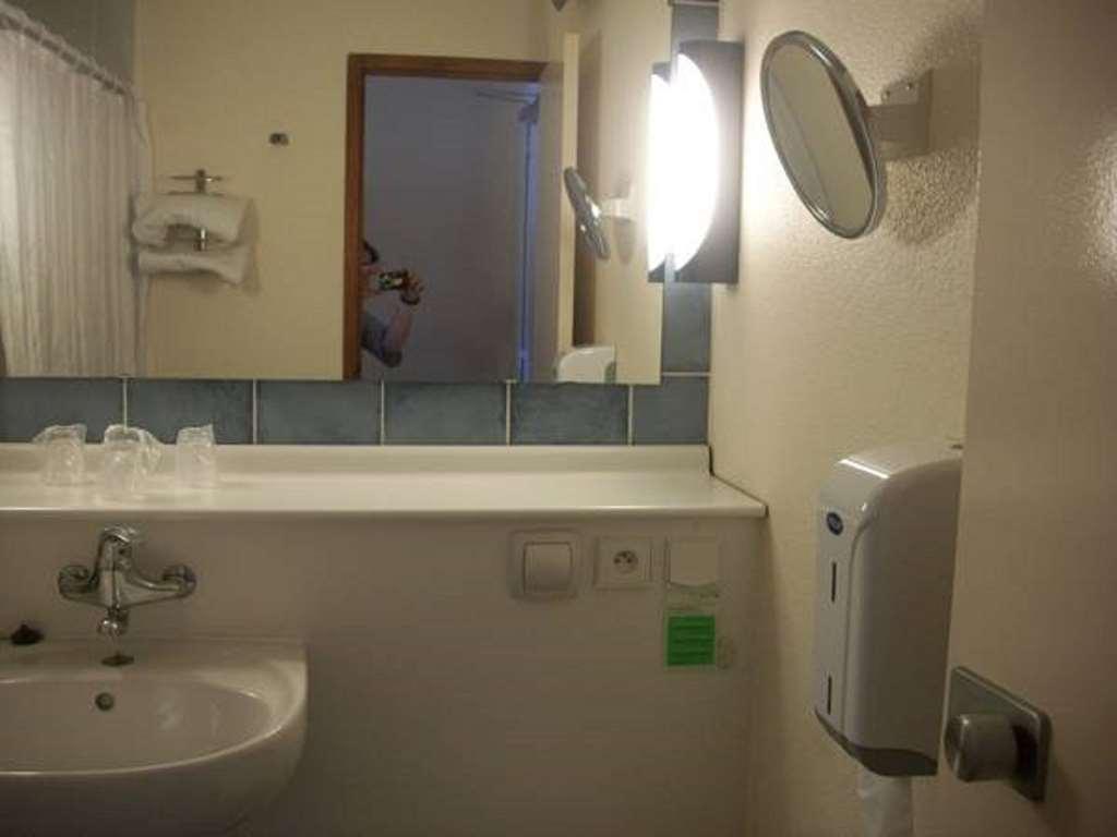 Kyriad Tarbes Bastillac Zimmer foto
